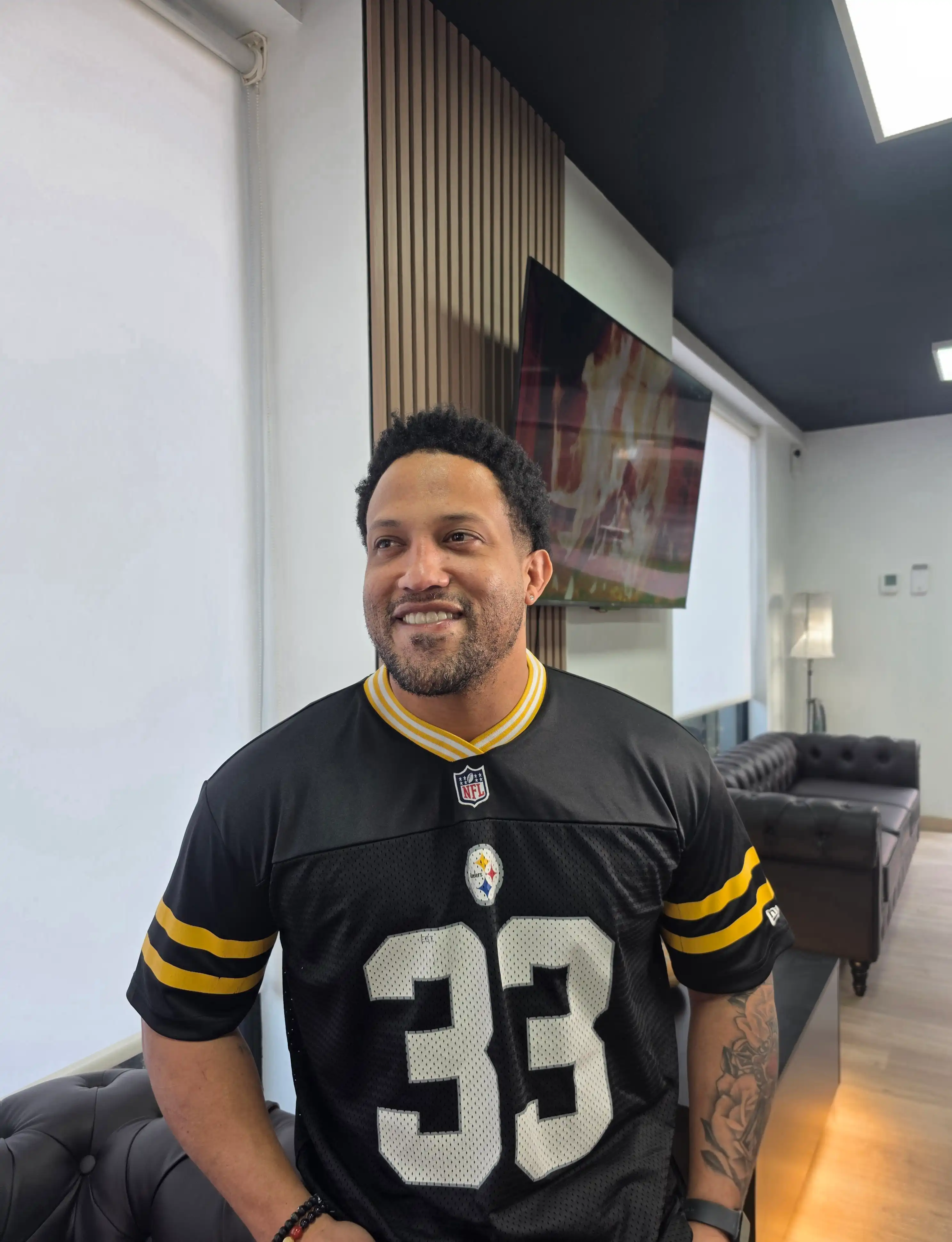 Rafa Vargas sentado en el sillón de la barbería