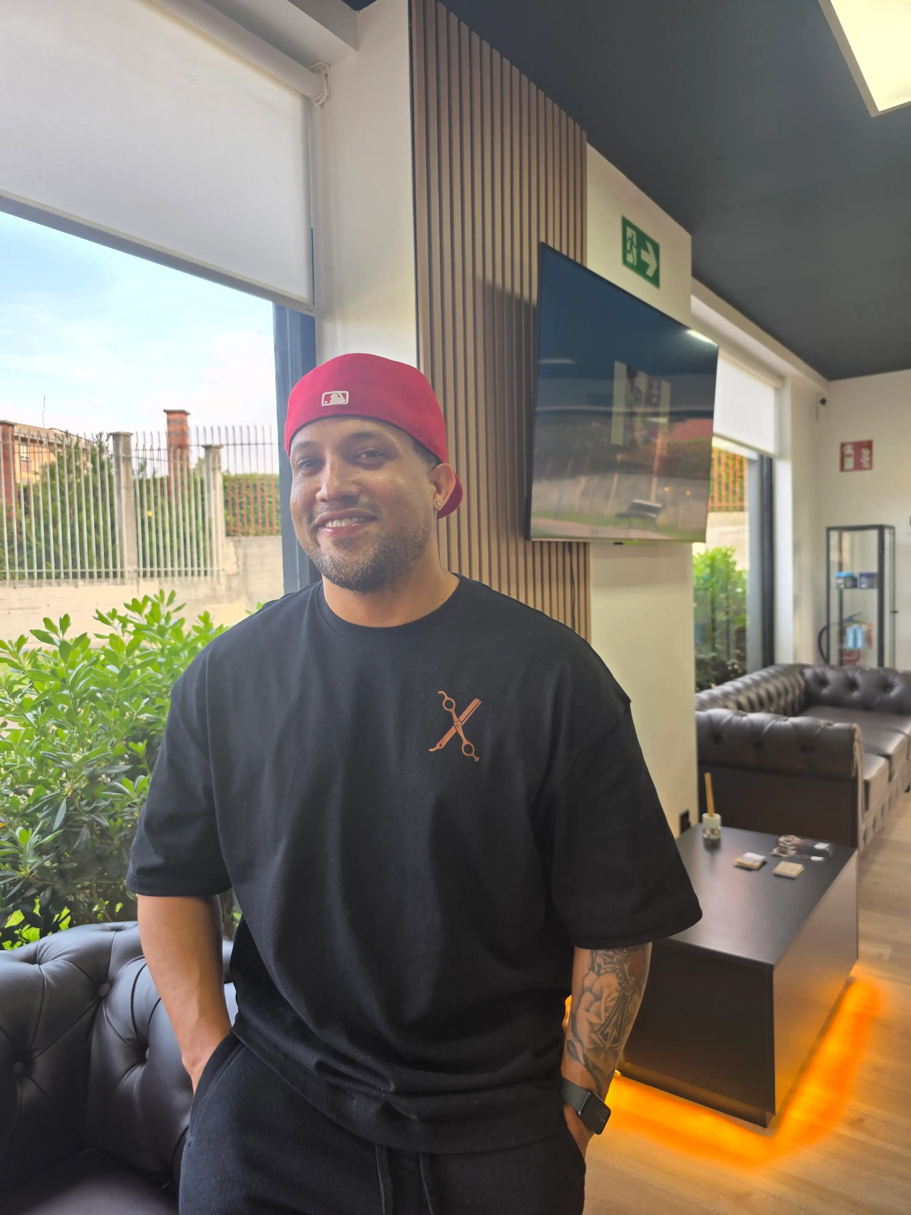 Rafa Vargas sentado en el sillón de la barbería